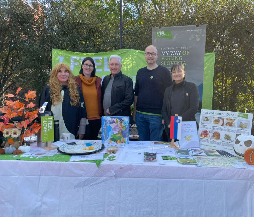 skupinska slika na stojnici