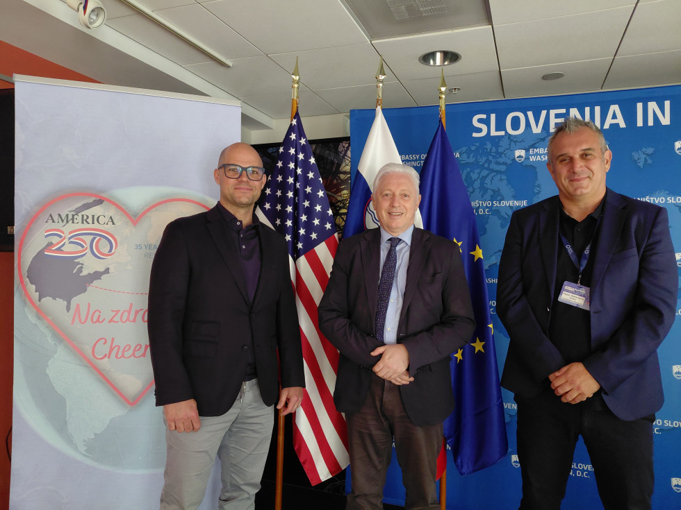 Trije moški na odru
