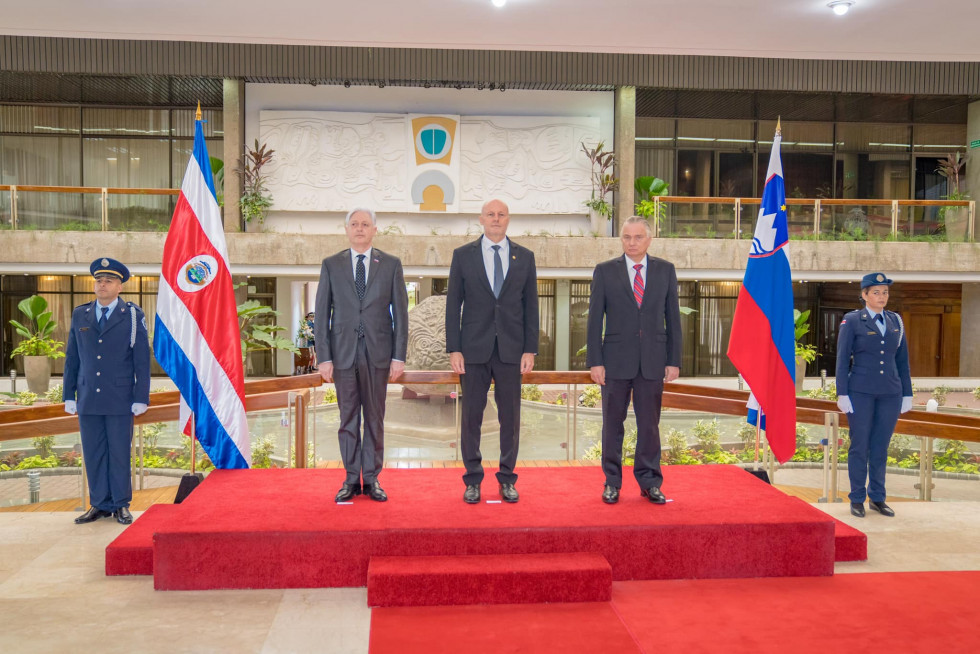 Slovesnost ob predaji poverilnega pisma v glavnem mestu Kostarike, na sliki veleposlanik Mirošič, podpredsednik Kostarike Brunner in zunanji minister Tinoco 