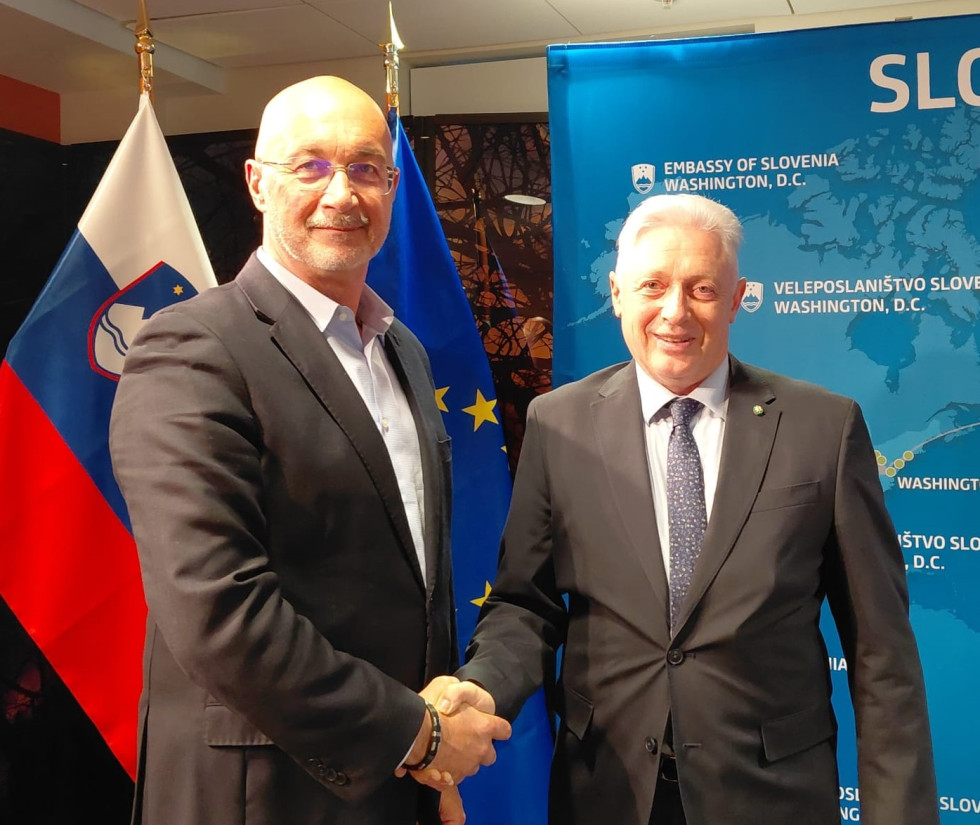 rokovanje pred zastavama