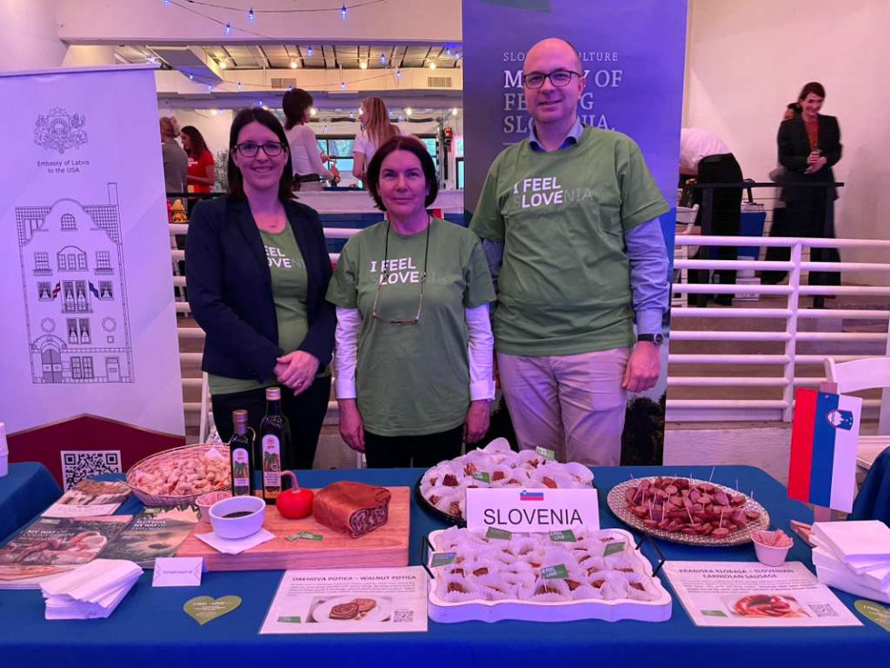 skupinska slika na stojnici