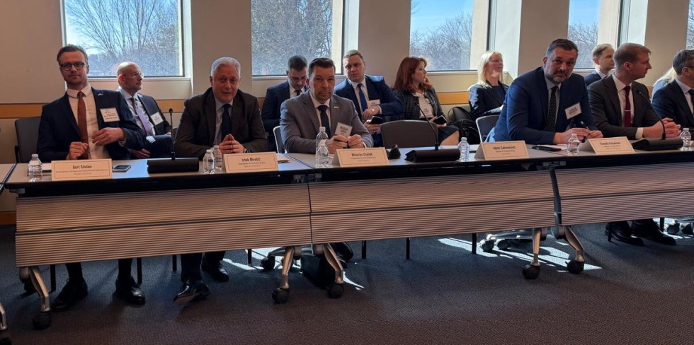 gostje sedijo za mizo