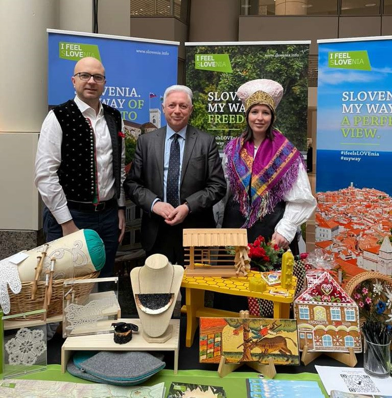 skupinska slika v narodni noši