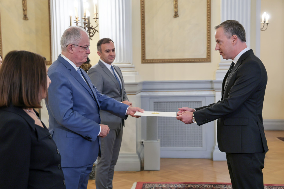 Veleposlanik daje belo mapo predsedniku