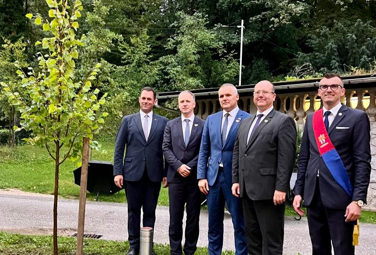 Minister za okolje Bojan Kumer je v sodelovanju s Slovaško na Bledu posadil lipo