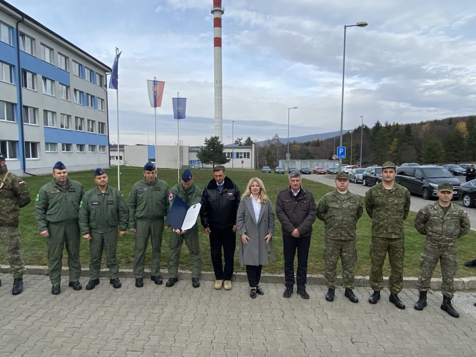 Skupinska fotografija predsednika Pahorja z vojaki