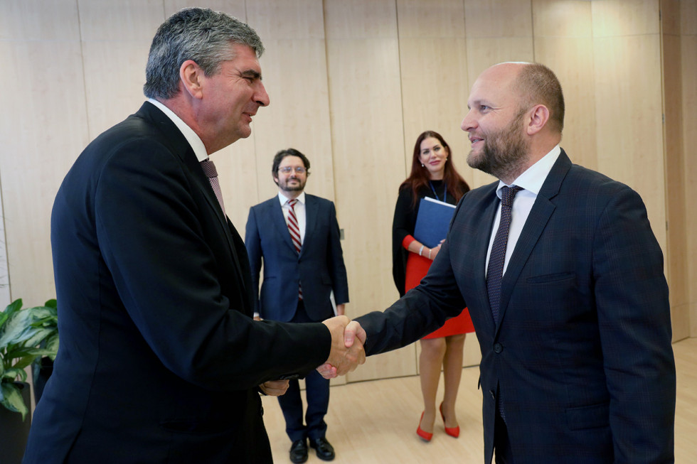 Pán veľvyslanec dr. Stanislav Raščan na návšteve u ministra obrany pána Jaroslava Naďa