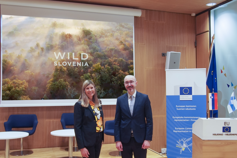 Andreja Valtanen and Edvin Skrt are standing in front of the canvas, we see the title of the movie