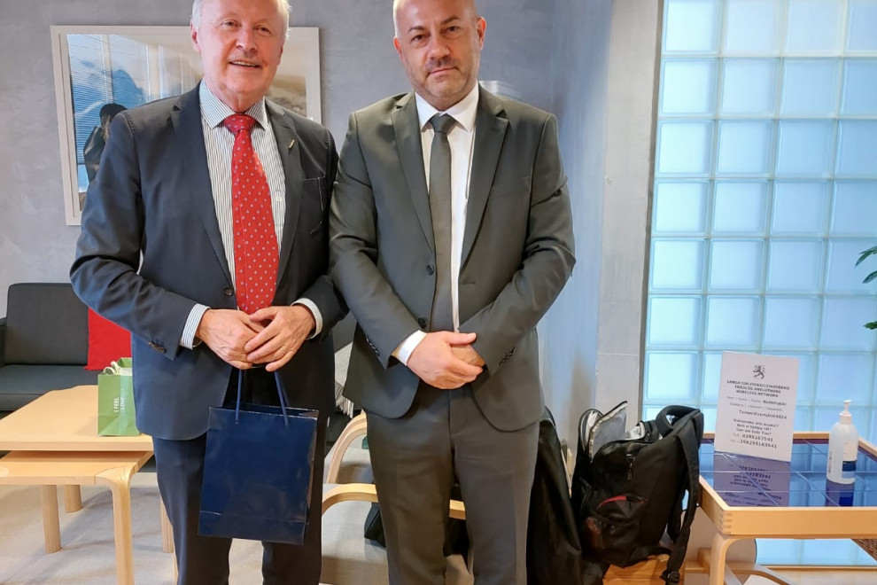 ministra stojita in gledata v kamero