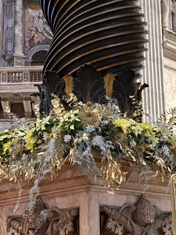 Okrasitev glavnega oltarja bazilike svetega Petra