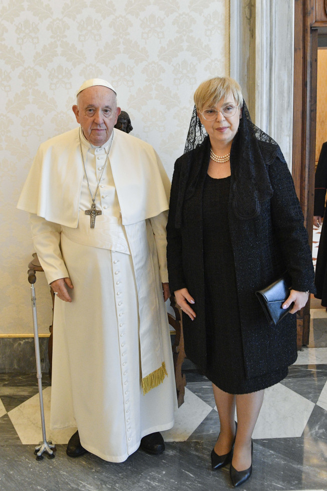 Fotografija predsednice Republike Slovenije Nataše Pirc Musar s papežem Frančiškom.