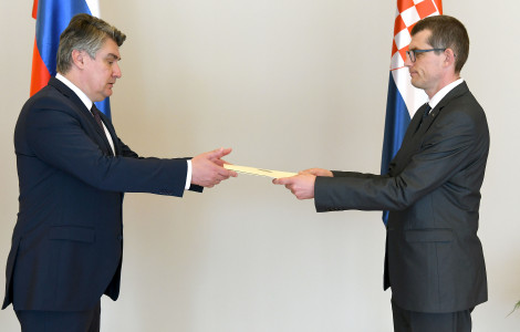 veleposlanik republike slovenije predao vjerodajnice predsjedniku republike 52132782167 o (Ambassador Dovžan is presenting the credentials to the president Milanović)