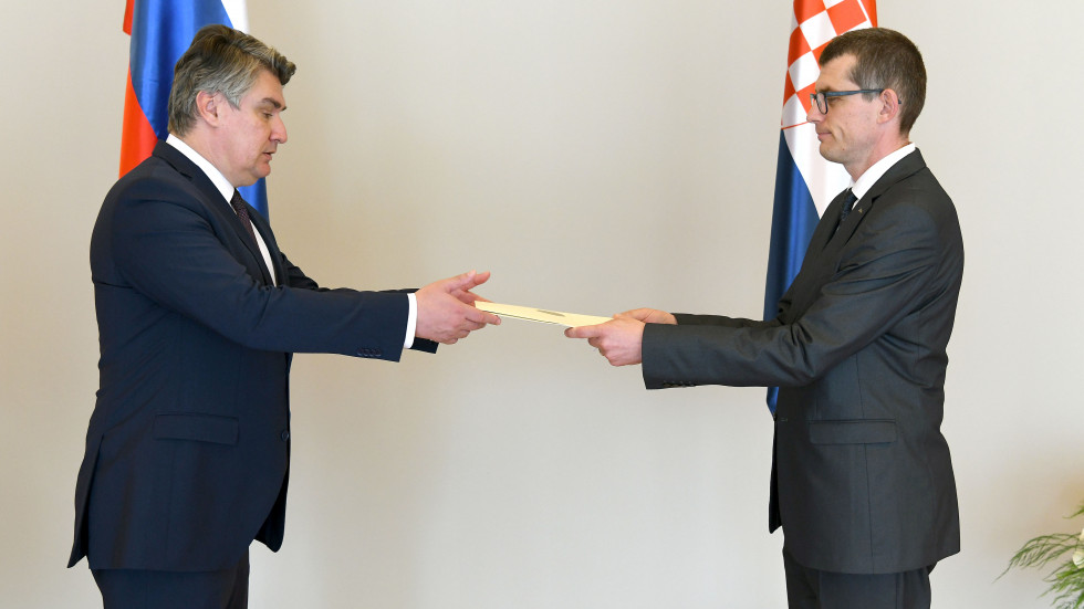 Ambassador Dovžan is presenting the credentials to the president Milanović