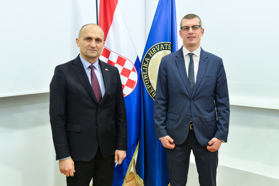 Minister za obrambo Anušić in veleposlanik Dovžan