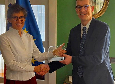 Veleposlanik Dovžan in novinarka Maja Sever ob predaji nagrade BSF