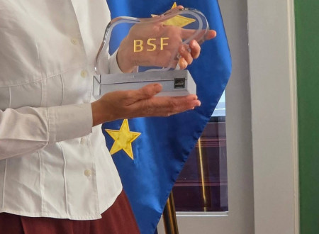 Nagrada BSF v rokah nagrajenke