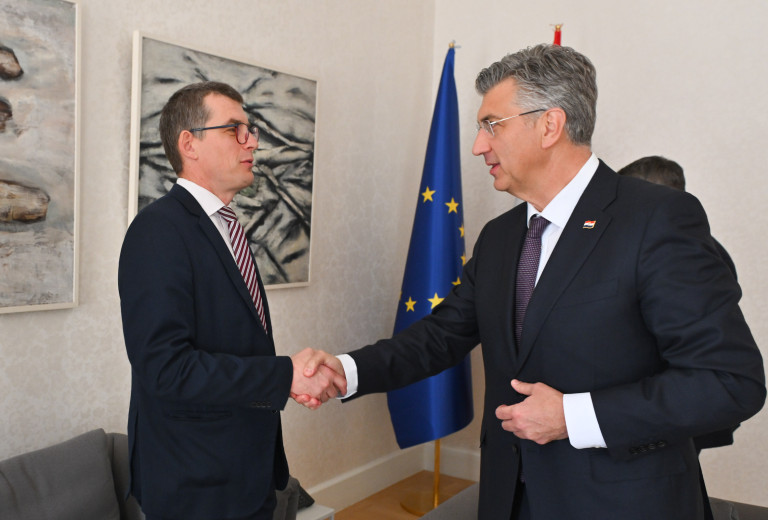 Poslovilno srečanje veleposlanika Dovžana s predsednikom Vlade Andrejem Plenkovićem