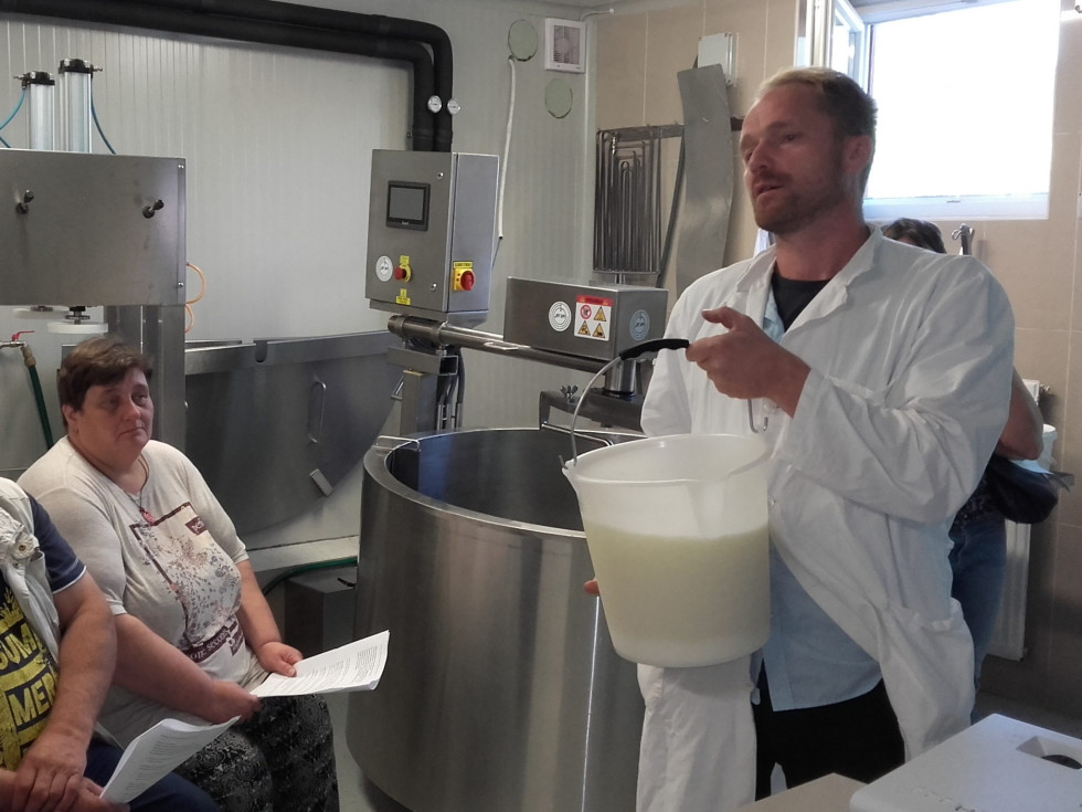 Pogled na osebo, ki predava ostalim udeležencem. 