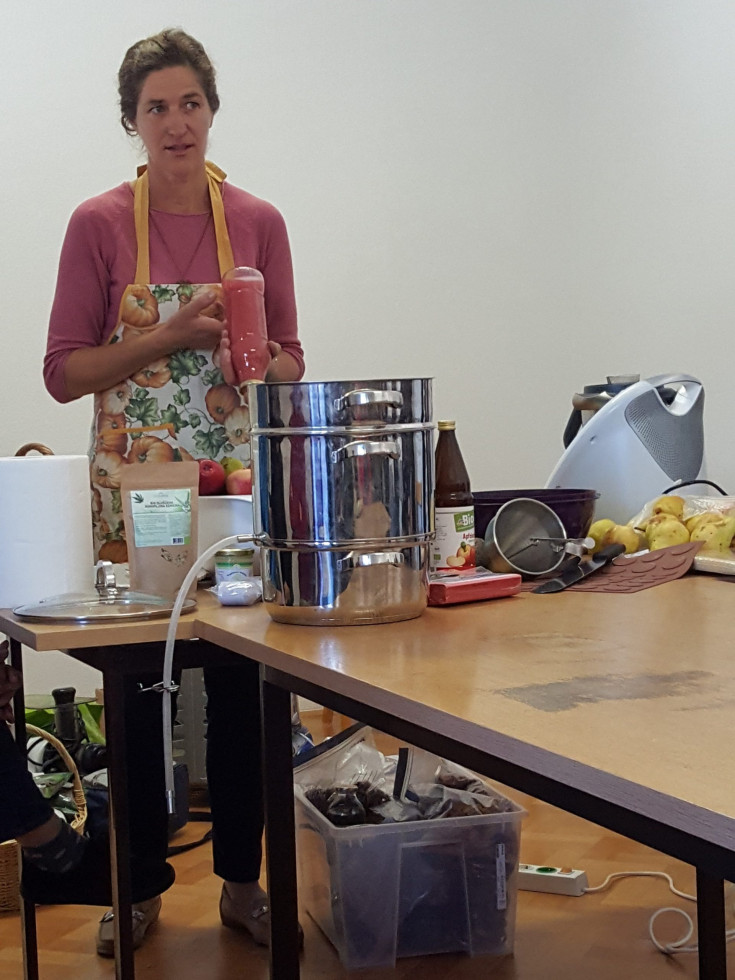 Pogled na osebo, ki ostalim predava o pripravi hrane. 