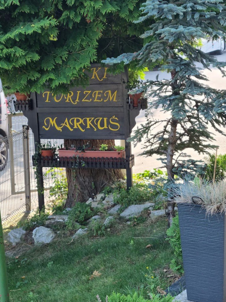 Tabla z napisom: Kmečki turizem Markuš.
