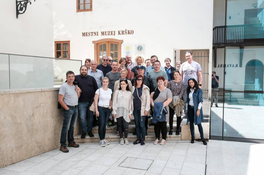 Skupinska fotografija na študijskem obisku v Krškem.