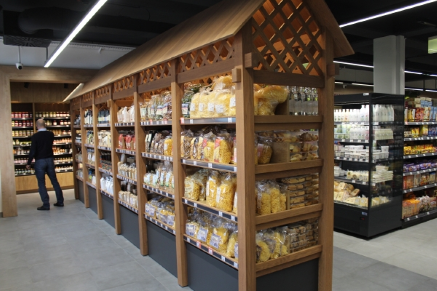 Na fotografiji bogato založene police z izdelki. 