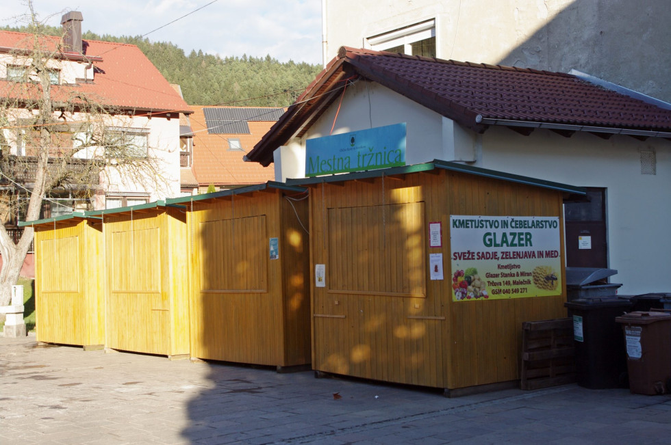 Pogled na leseno hiško v kateri je vzpostavljena stojnica. 
