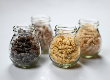 Več vrst testenin v steklenih kozarcih. 