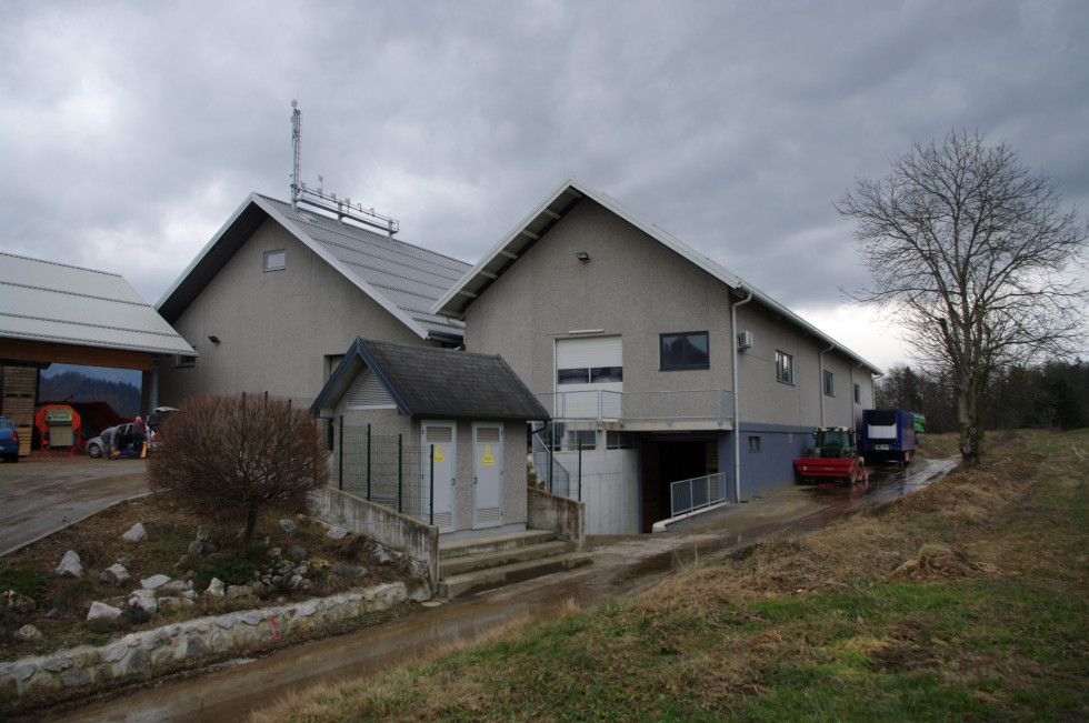 Pogled na veliko kmečko poslopje. 