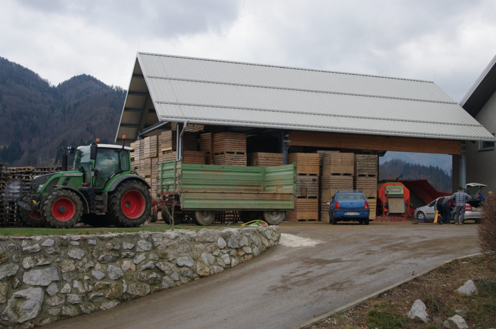 Pogled na veliko poslopje za skladiščenje. 