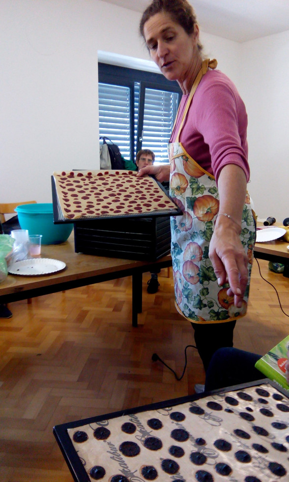 Pogled na osebo, ki pripravlja hrano. 