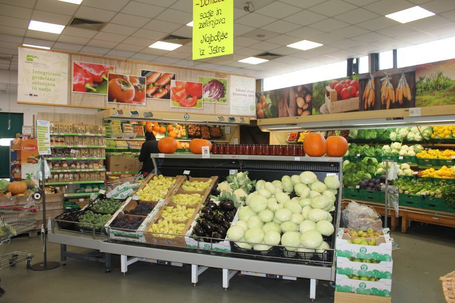 Bogato založene in zelo dobro obiskane police KZ Agraria, ki ponujajo Najboljše iz Istre.