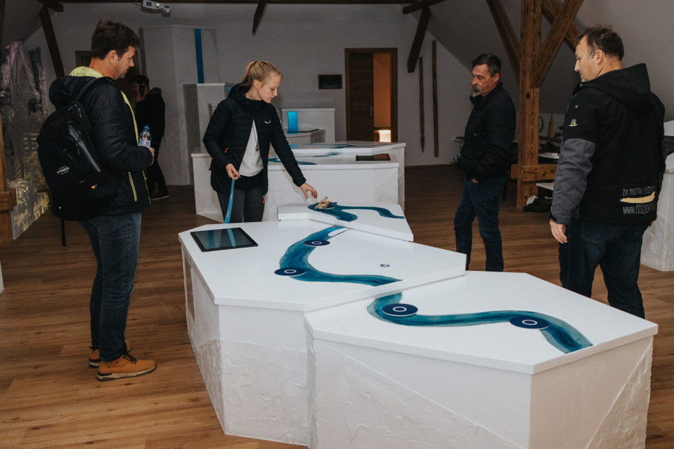 Skupina ljudi v razstavišču.