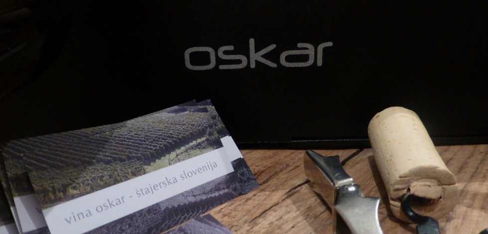 Zaprta črna škatla vina Oskar, z odpiračem in vizitko Vina Oskar.