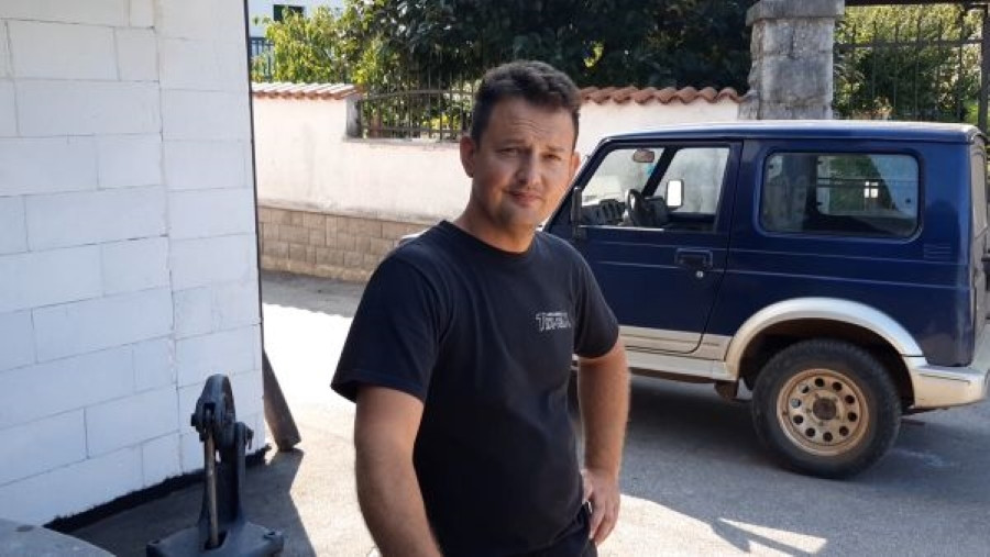 Na fotografiji Roman Rebula, ki prevzema kmetijo. 