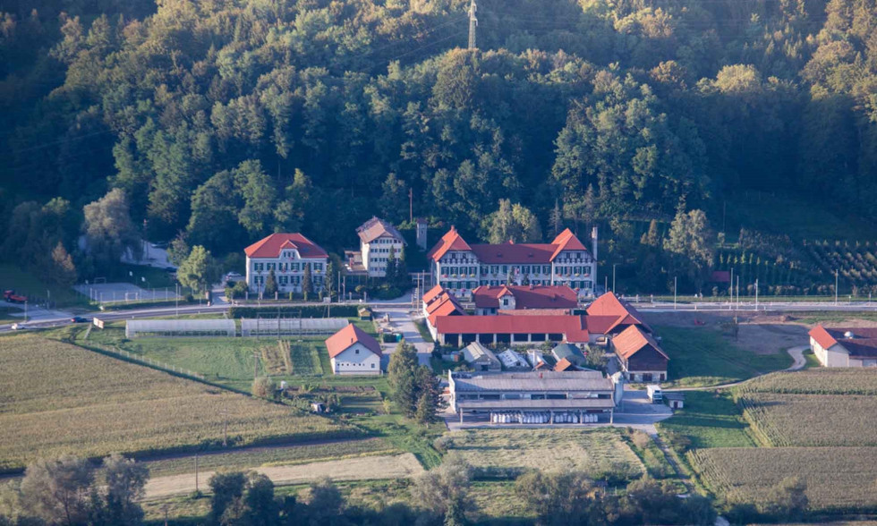 Pogled na šolsko poslopje iz zraka. 
