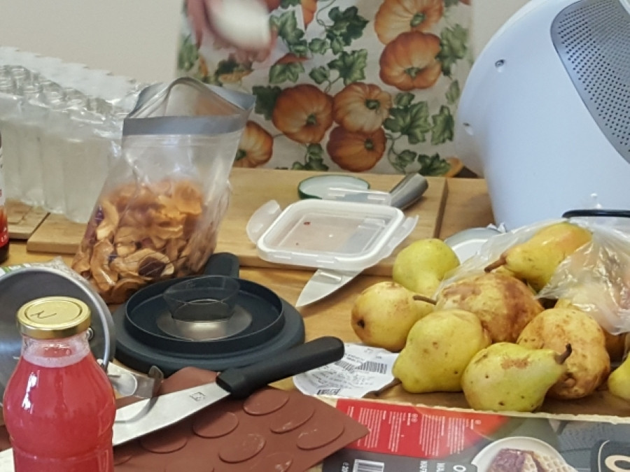 Pogled na polno mizo, ki je obložena s hrano. 