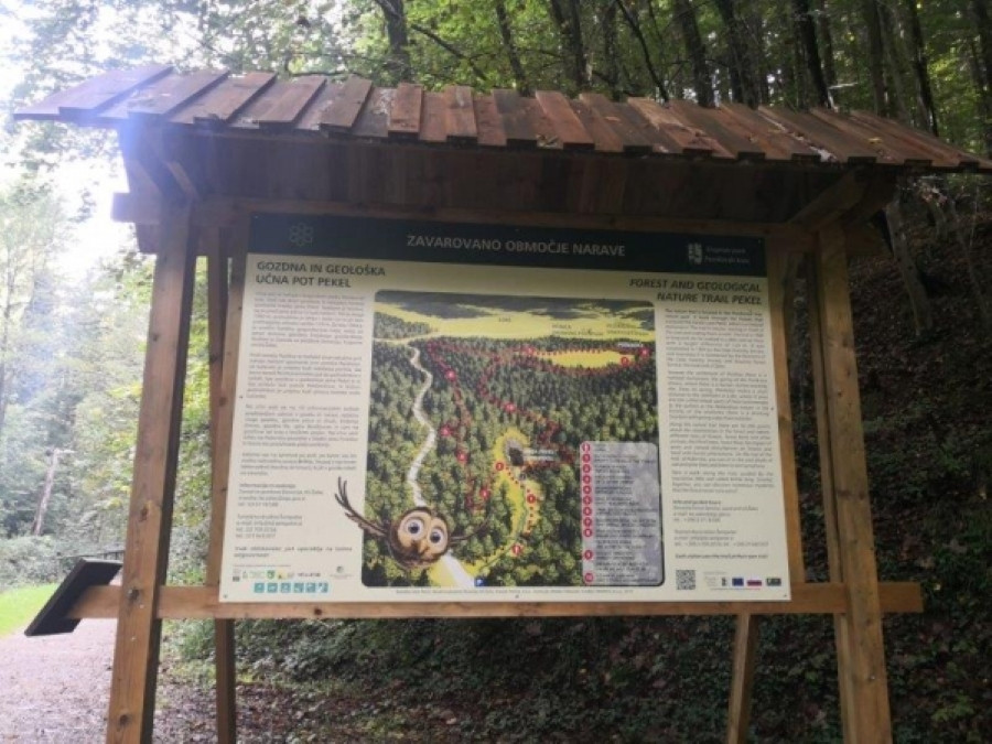 Informativna tabla na tematski učni poti krajinskega parka Ponikovski kras.