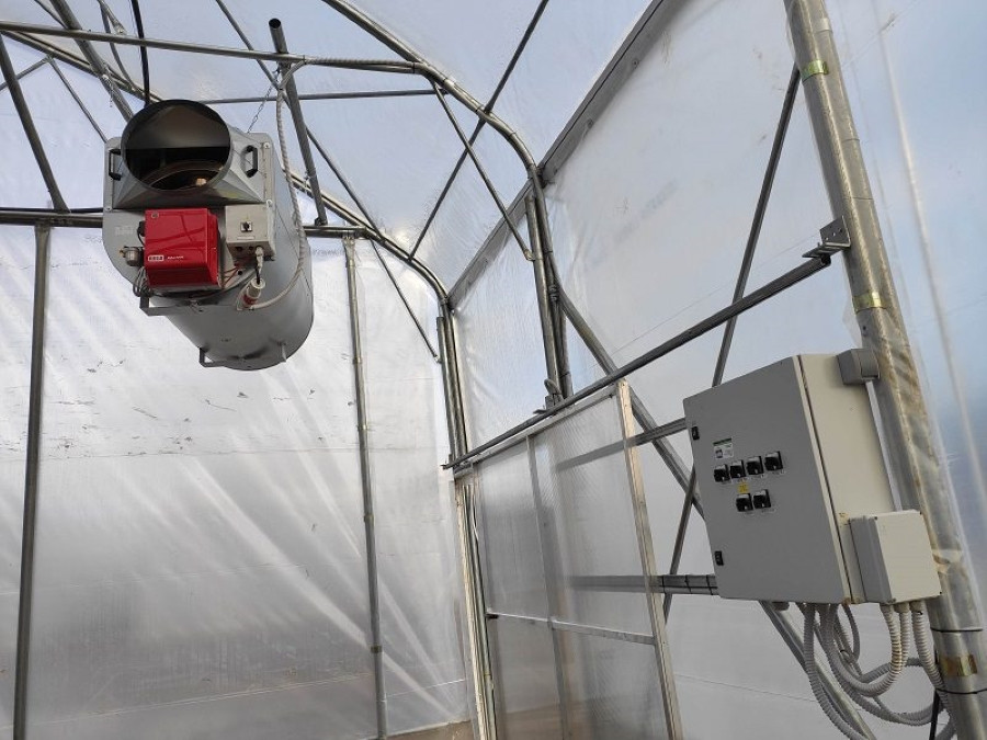 Pogled na ogrevalni sistem v rastlinjaku. 