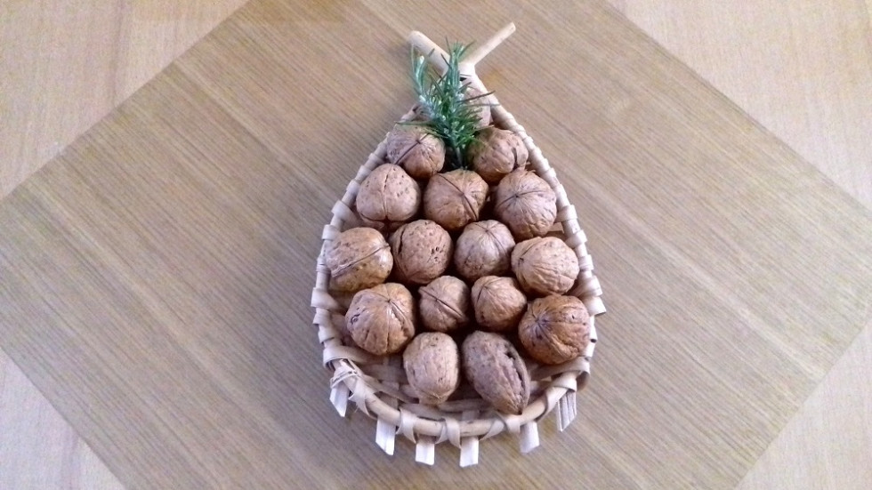 Orehi s Kmetije Lapornik v košari.