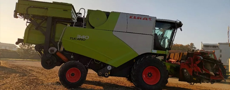 Kombajn na polju, pripravljen za delo.