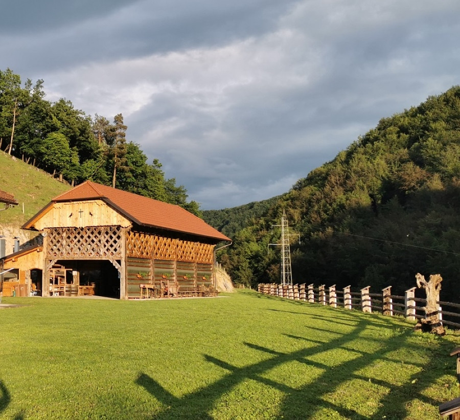 Kozolec na kmetiji, ki sprejme do 50 oseb.