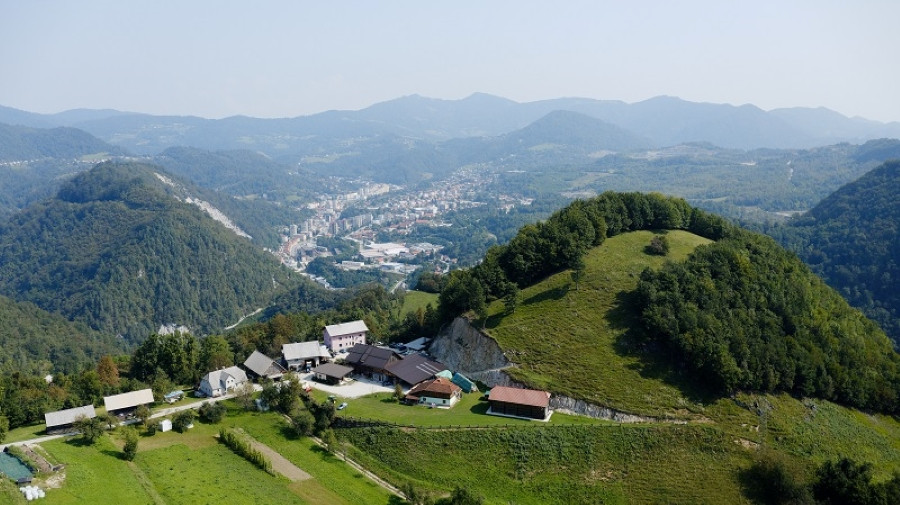 Panoramski pogled na kmetijo.