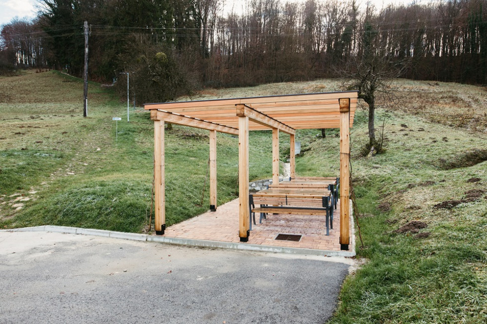 Počivališče z klopmi in nadstreškom. Namenjena je postanku in druženju na Emine tematski poti.