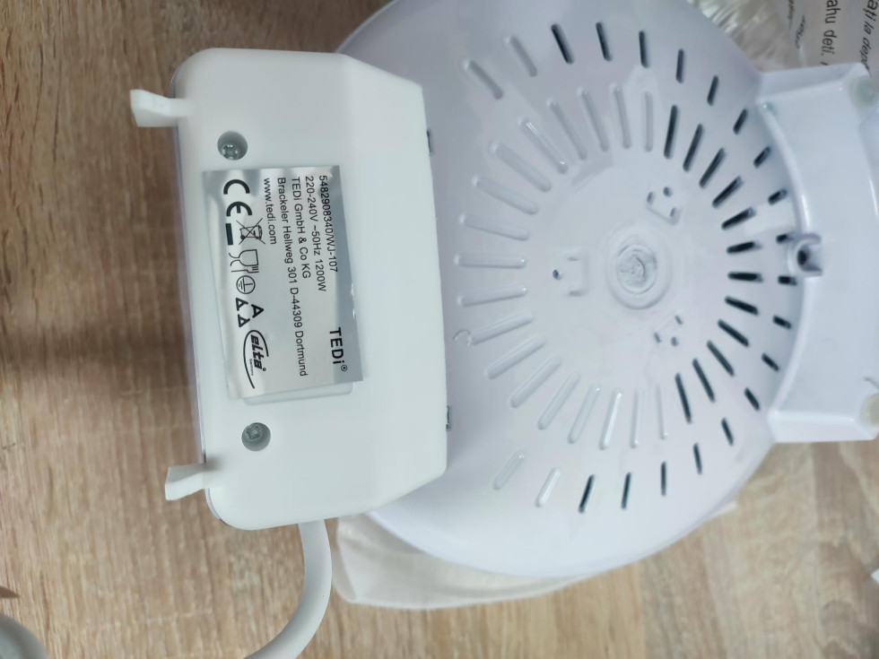 Fotografija 2 spodnja stran aparata za vaflje