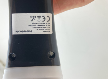 Del naprave za vrat z nalepko s tehničnimi specifikacijami