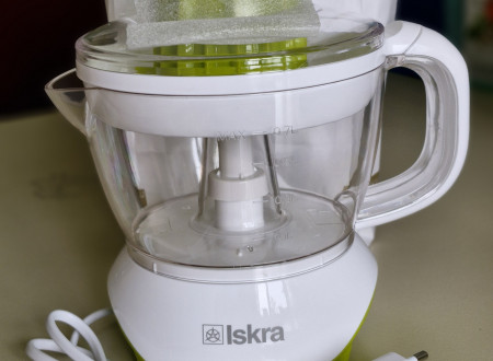 ožemalnik na elektriko belo ohišje, prozorna posoda za sok, zelen nastavek za citruse