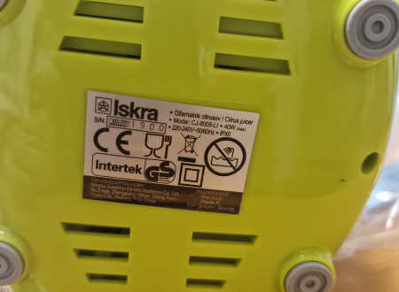 nalepka s specifikacijo, nalepljena spodaj