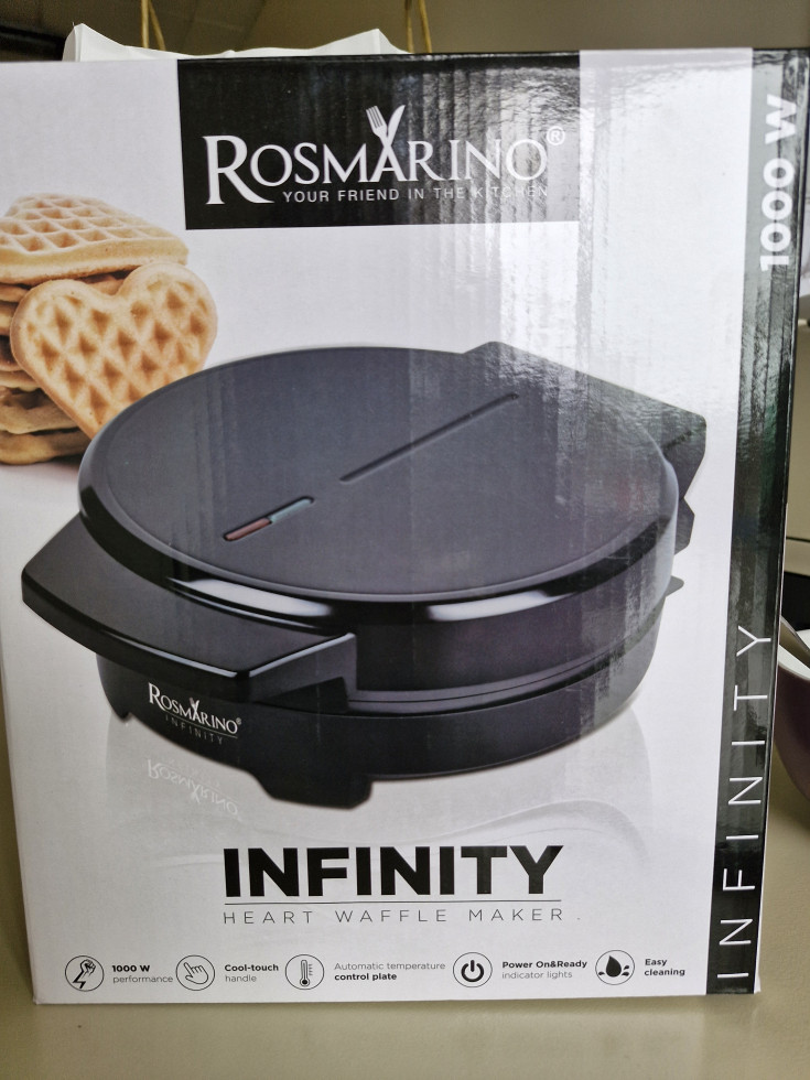 embalaža s fotografijo okroglega pekača, v ozadju pečeni vaflji v obliki srca