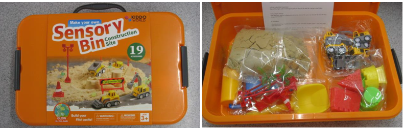 kovček s peskom in plastično lopatko, modelčki in bagerji